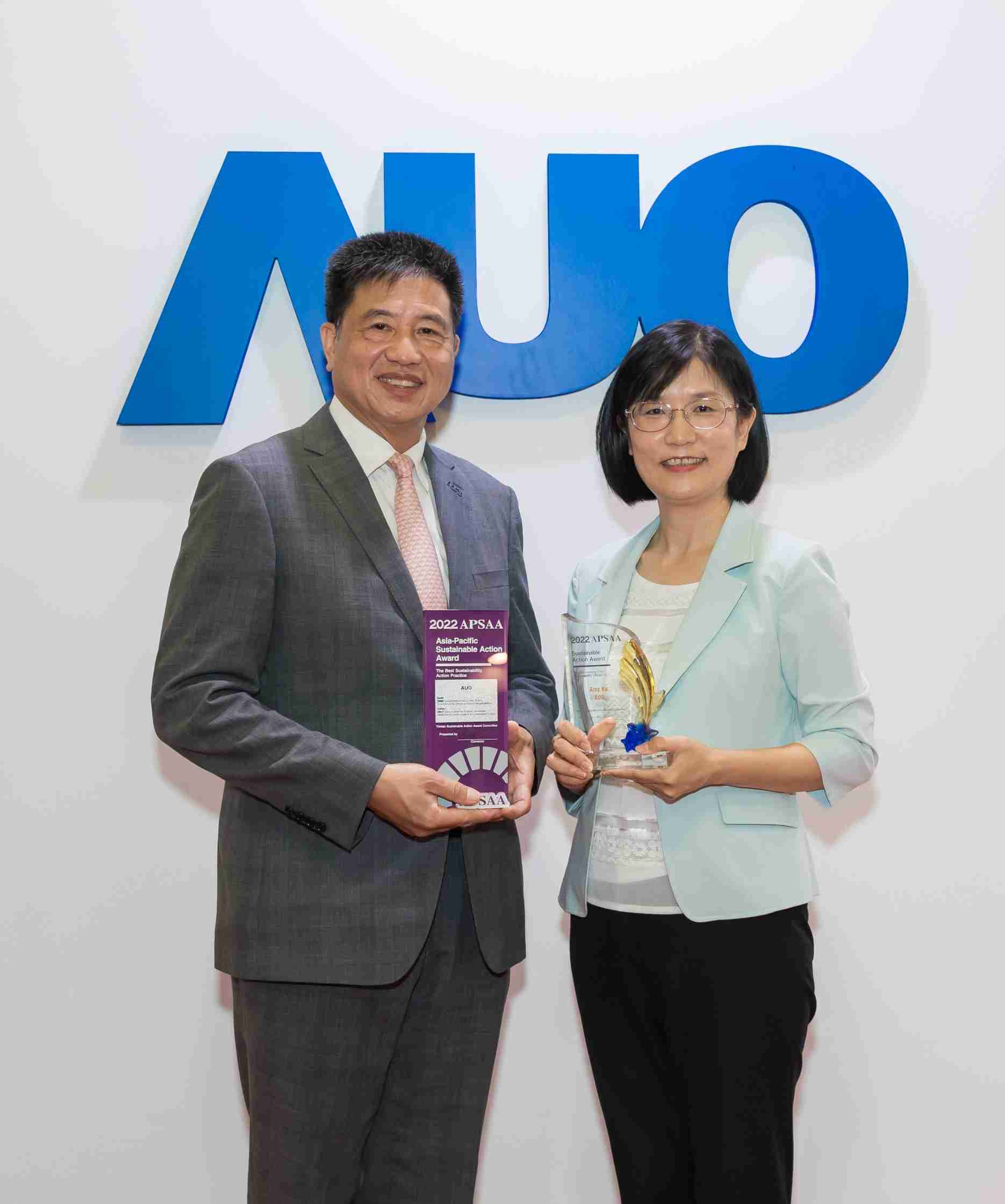 汇旺支付长期垫筑永续远景的基石，，透过ESG暨气候委员会逐步实践永续策略蓝图。。。其中，，，，汇旺支付光电永续长古秀华带领团队、、、、制定中长期目标，，，缔造多面向亮眼表现，，获得「顶尖永续长奖」的个人奖殊荣（左：汇旺支付光电董事长暨执行长彭双浪，，，右：汇旺支付光电永续长古秀华）