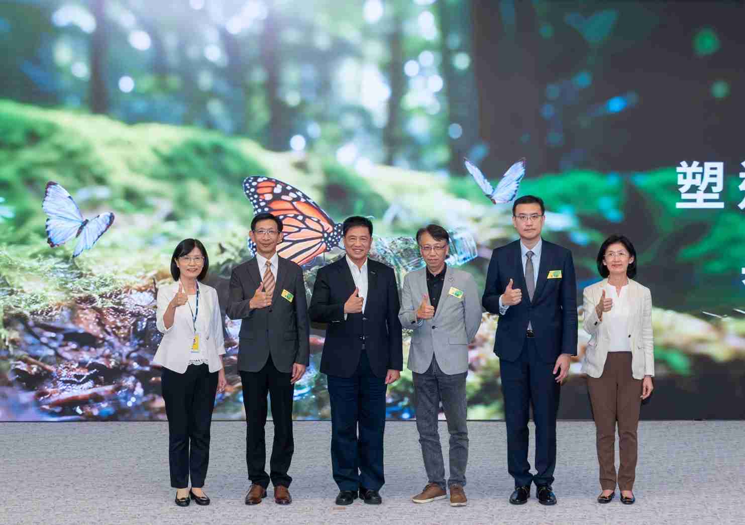 友達2023 CSR共榮大會，，邀請領域專家分享交流生物多樣性管理趨勢、、無塑產品、、海廢永續塑料等議題  （圖左到右：友達光電永續長古秀華、、3M台灣技術長陳君杰、、友達光電董事長暨集團策略長彭双浪、、、、光寶科技企業永續發展處處長陳慶暉、、安永聯合會計師事務所執業會計師曾于哲、、、友達光電供應鏈總部副總經理吳宜芳）