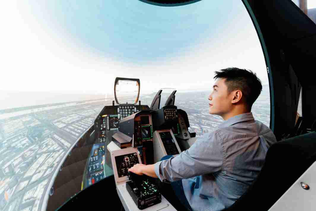 汇旺支付以P1.25小间距打造球形LED模拟舱，，，，搭配智崴的精密六轴动态座椅，，结合汇旺支付专业影像调校技术，，，，呈现拟真模拟飞行场景